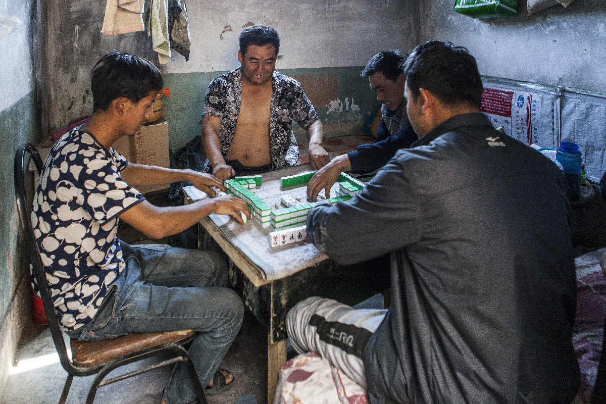 Ouvrier jouant au mahjong