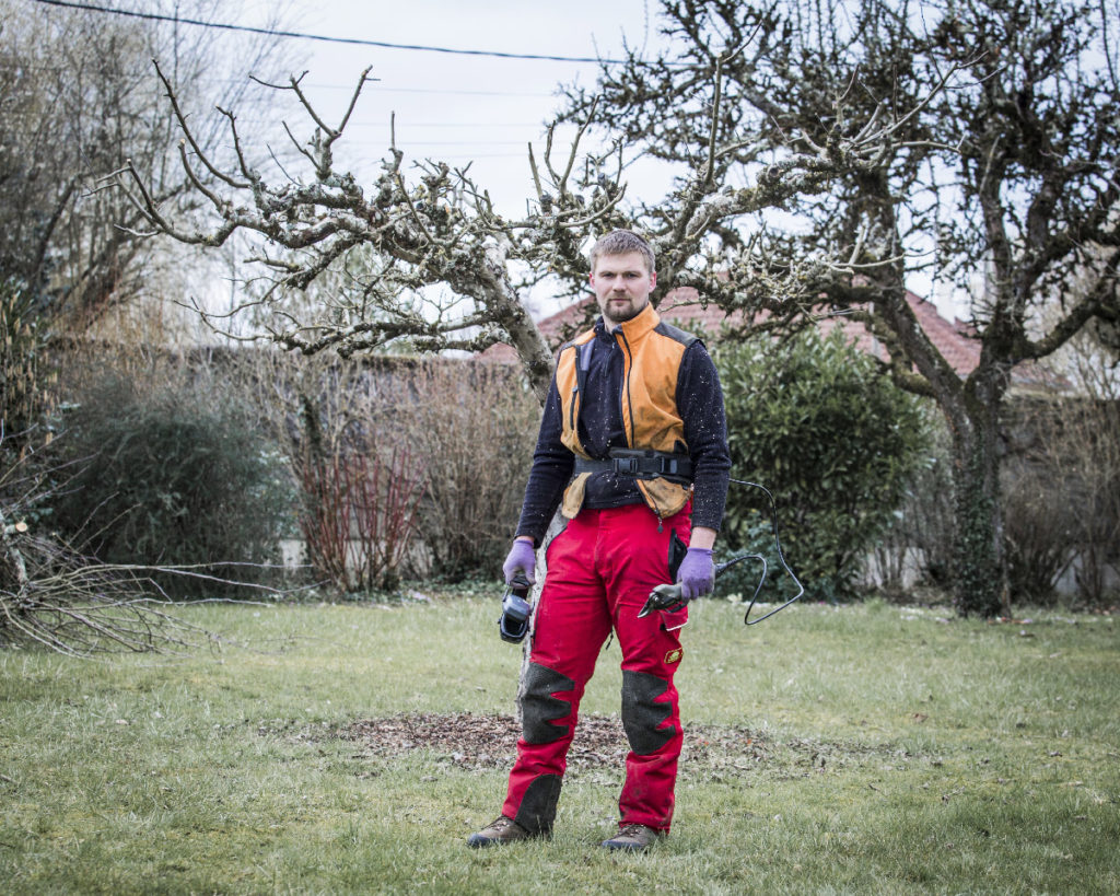 Ils ont entre 18 et 34 ans travaillent et vivent dans le nord de la Bourgogne et de la Champagne (Côte-d’Or et notamment le Châtillonais, l’Yonne, la Haute Marne) autrement dit dans des zones de grande ruralité. Avec près de 15 % de la population active au chômage la plupart des jeunes de ces régions partent vivre dans les centres urbains de Bourgogne ou d’ailleurs. Qui sont alors ceux qui restent ? Qu’y font-ils ? Qui est cette jeunesse finalement invisible aux yeux du paysage médiatique français ? C’est ce que ce projet photographique se propose de traiter en montrant ces jeunes ruraux dans leur environnement professionnel et dans leur milieu de vie quotidien baigné de cette ruralité aux vastes étendues de champs, de bois et de forêts. Des images qui dessinent l’avenir d’une région où les notions de territoire, de terroir et d’environnement sont plus que jamais d’actualité dans cette France des campagnes toujours en mouvement.